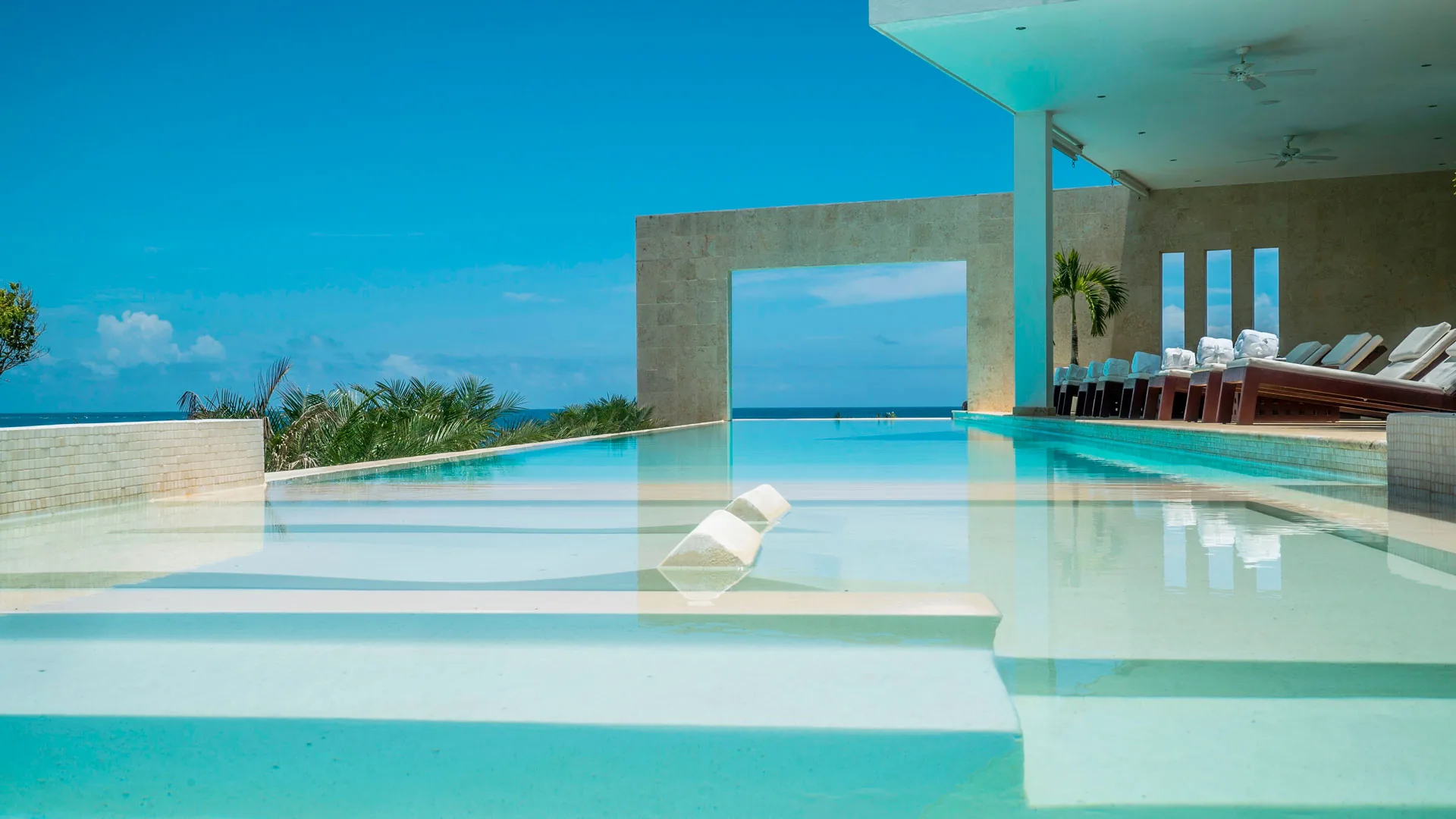 Piscine à débordement d'une villa en bord de mer à Las Terrenas, dans la région de Samaná